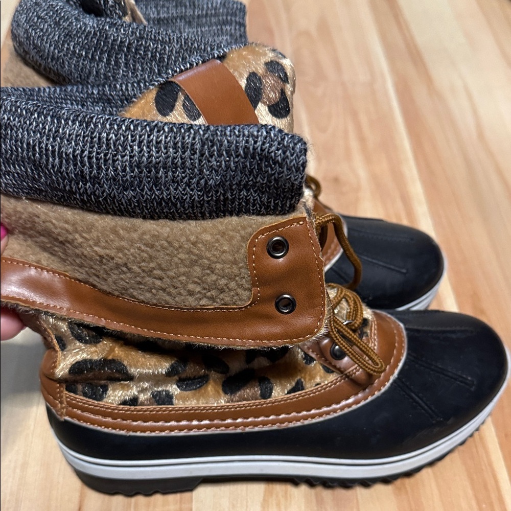 Stylish Black and Brown Winter Boots size 8 - Picture 3 of 4